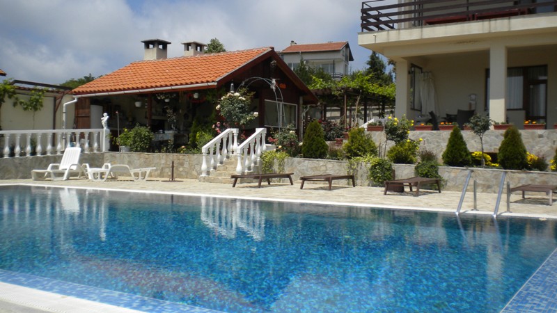 Продаваме луксозна къща с басейн в с. Изгрев